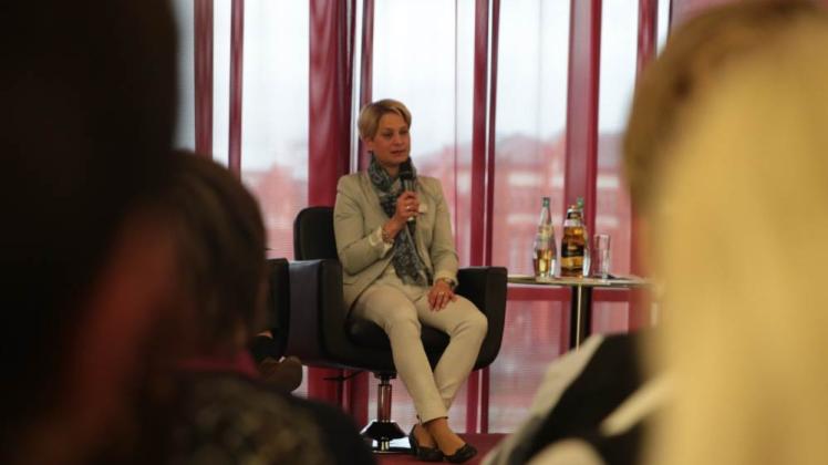 Stellt sich den Fragen der Eltern: Sozialministerin Birgit Hesse informiert über die Vollverpflegung in Kitas.  
