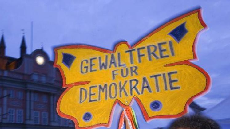 Dieses Schild stammt von den Montagsdemos 1989 in Rostock: Lokales Bündnis für ein friedliches Miteinander.