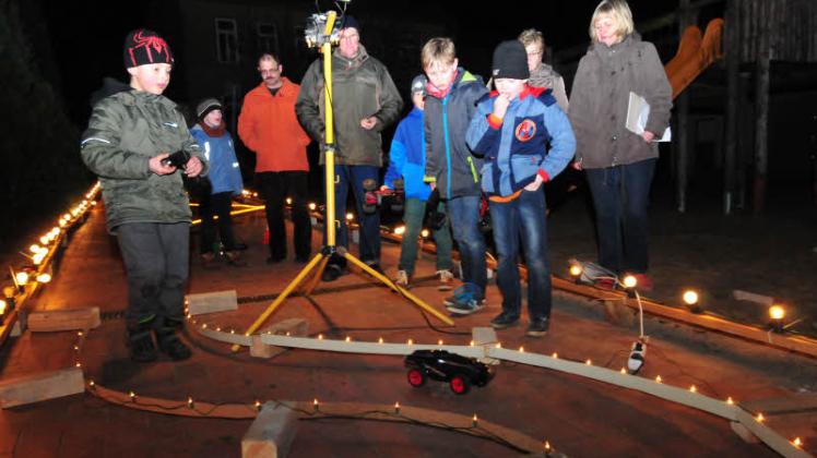 Die funkferngesteuerten Fahrzeuge mussten durch den Parcours geführt werden.  Fotos: Freitag  
