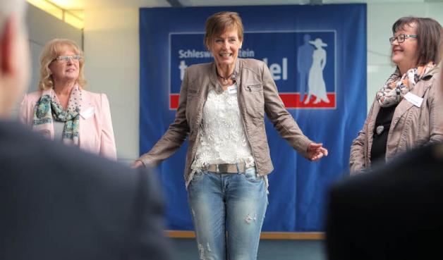 Dreifacher Spaß: Model Ilona Voß im Destroyed-Look zwischen Alexandra Mallon und Elke Schünke.