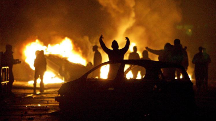 Französische Jugendliche stecken Autos in Flammen – fast zehn Jahre nach den Ausschreitungen stehen zwei Polizisten vor Gericht.