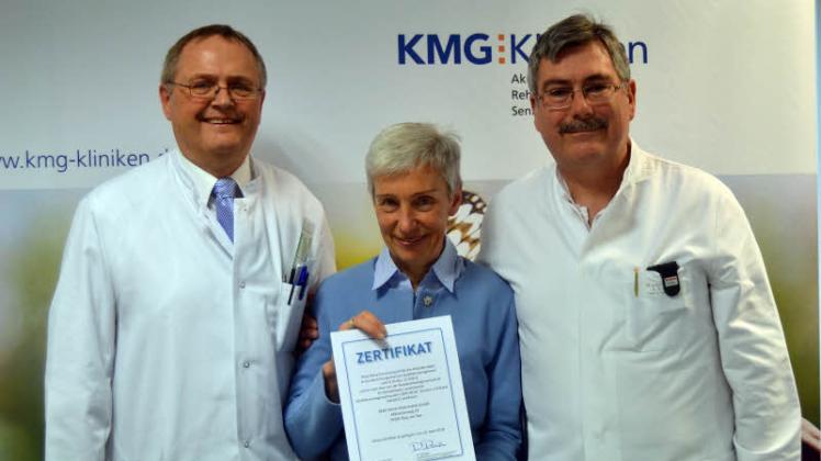 Chefarzt Dr. Mustroph, Verwaltungsdirektorin Elfriede Piletzki und Chefarzt Dr. Brauer.