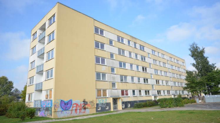 In der Asylbewerberunterkunft in der Werner-Seelenbinder-Straße 9-12 in der Güstrower Südstadt leben zurzeit 155 Flüchtlinge. Links sind die Balkons zu sehen. Von einem soll mit einem Luftgewehr auf eine Spaziergängerin geschossen worden sein.  