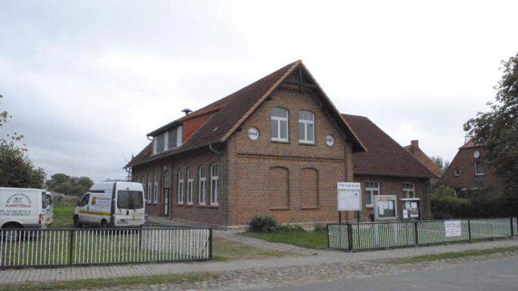 Im Gemeindehaus in Groß Krams befindet sich am Sonntag der Wahlraum für die Bürgermeisterwahl. Fotos: Hirschmann/Pohle 