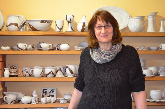 Christiane Gregorowius hat seit 1987 ihre Werkstatt im mecklenburgischen Dambeck. Hier stellt sie Gebrauchskeramik her.