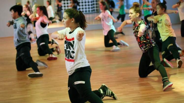 In einem HipHop-Kurs ist die 15-jährige Isa (M.) a in der Tanzschule Schimmelpfennig in Rostock gemeinsam mit den anderen Kursteilnehmern in Aktion. Immer mehr Jugendliche in Mecklenburg-Vorpommern zieht es in die Tanzschulen.  
