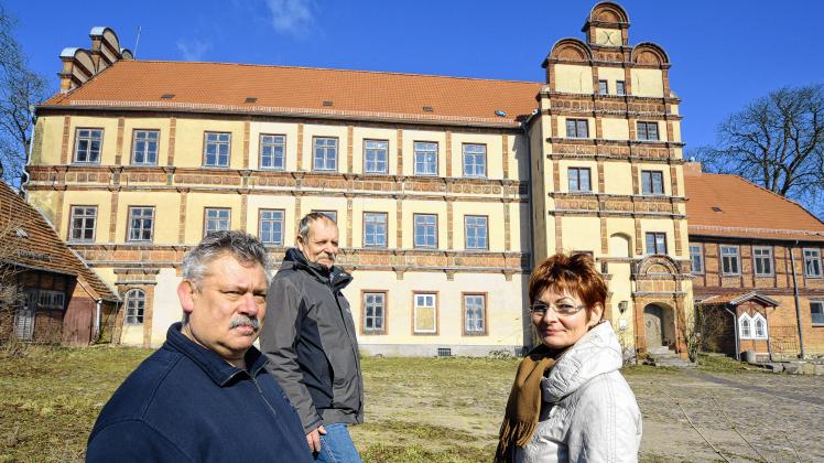 Klaus Leuchtemann, Gerald Brincker, Kornelia Neuhaus-Kühne (v.l.) sind um die Zukunft von Schloss Gadebusch besorgt.