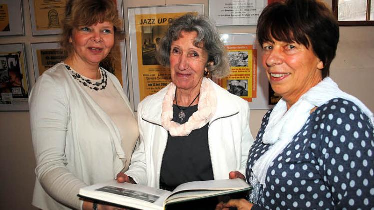 Sie stellten die Sonderausstellung zum 20. Geburtstag des Krakower Kulturvereins zusammen: Annette Bernstein, Annerose Wendt und Renate Lorenz (v.l.).  