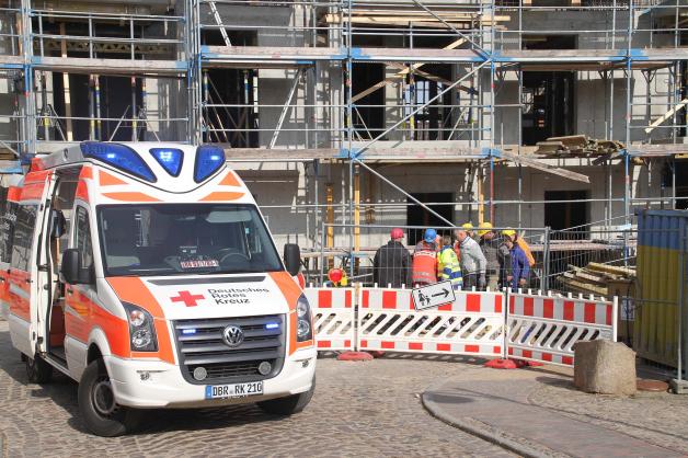 Bauarbeiter stürzt bei Arbeitsunfall auf Bad Doberaner Baustelle mehrere Meter in die Tiefe - schwer verletzt