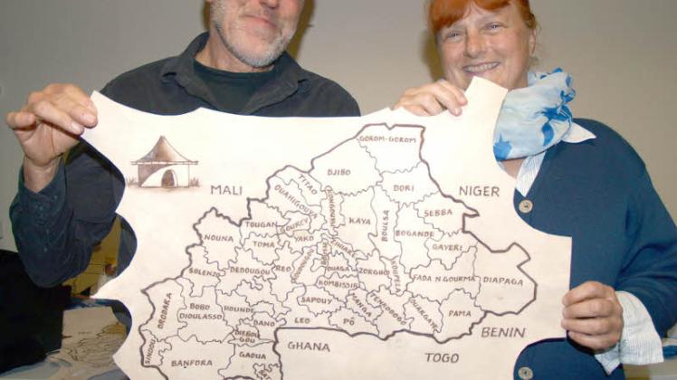 Eine Ziegenlederkarte von Burkina Faso: Branko Irek zeigte Fotos von der jüngsten Delegationsreise nach Sien – Hella Kohlmeyer wurde für ihr vielfältiges Engagement geehrt. 