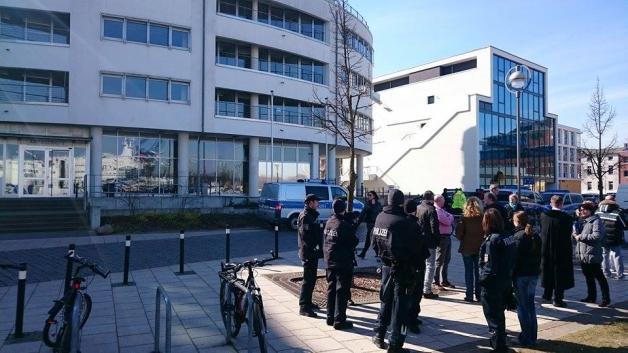Das Landgericht Rostock ist Evakuiert. grund: Bombendrohung. Das Landgericht Rostock ist Evakuiert. grund: Bombendrohung.