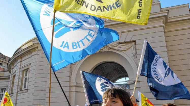 Zwar war Windkraft kein Thema, dennoch protestierten Befürworter vor dem Landtag. 