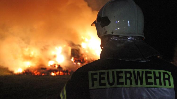 Strohmiete in Wahrstorf (LRO) brennt