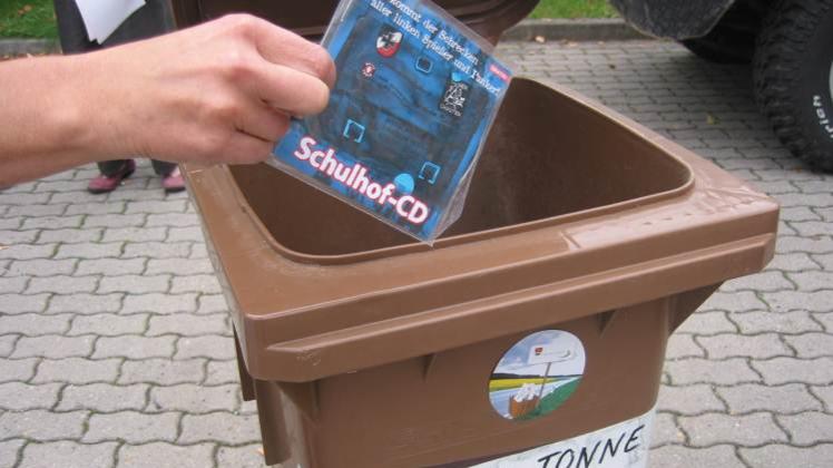 Anti-NPD-Aktion vor Jahren in Lübtheen: Wer die Schulhof-CD entsorgte, bekam eine Rock-CD geschenkt.  