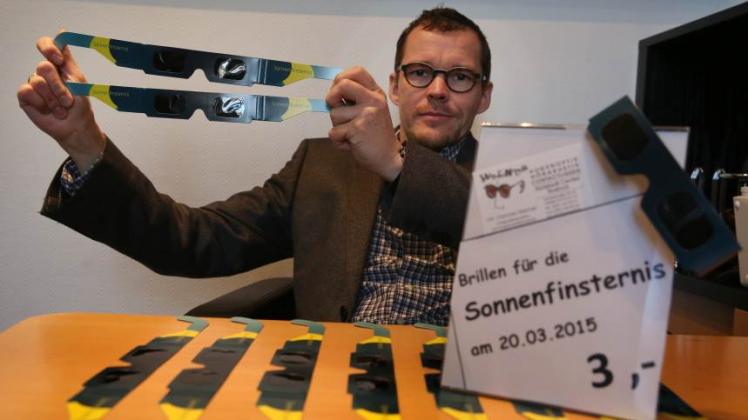 Der Rostocker Optiker Hannes Werner hat mit den Sonnenfinsternis-Brillen ein gutes Geschäft gemacht. Mittlerweile sind alle ausverkauft.  