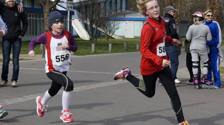 Jennifer Heise (12/links) und Joelina Raith (11) vom SC Laage waren über 5 Kilometer mit ausgezeichneten Leistungen beim Frühlingslauf in Neubrandenburg unterwegs.  