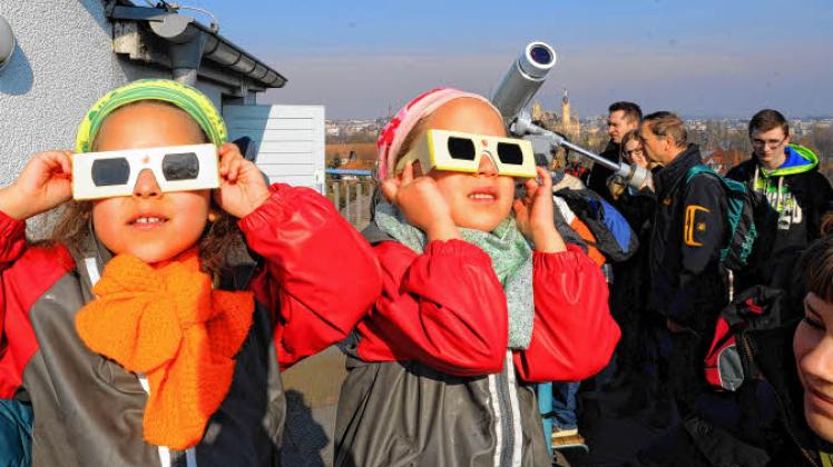 Emotionen: Die fünfjährigen Zwillinge Ayana (l.) und Nailah staunten nicht schlecht beim ersten Blick durch ihre Sonnenschutzbrillen auf der Aussichtsplattform des Schweriner Planetariums.  Fotos: Reinhard Klawitter 