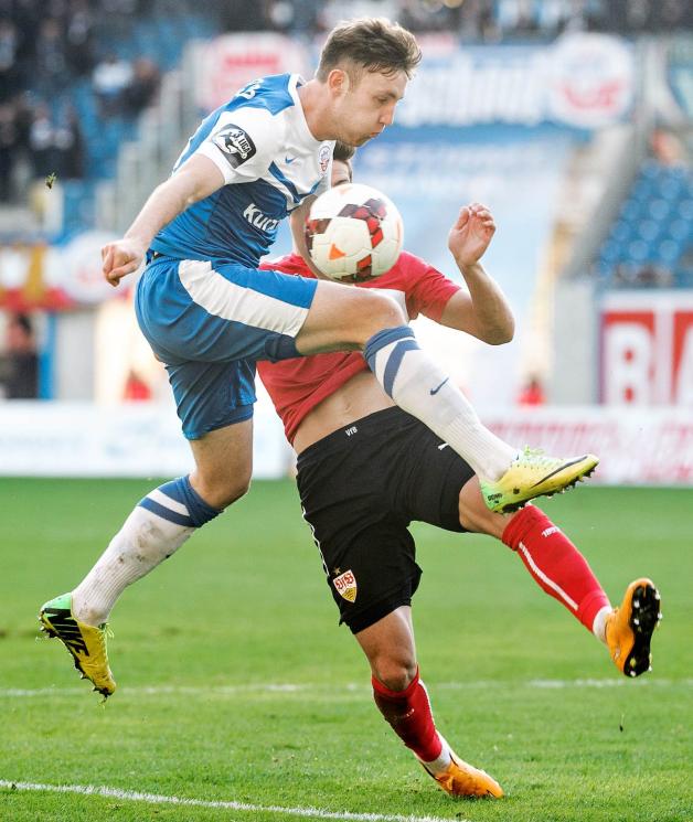 Christian Bickel wurde als doppelter Torschütze gefeiert: Er erzielte in der 30. Minute das zweite Hansa-Tor und kurz vor Schluß auch den 4:0-Endstand. Christian Bickel wurde als doppelter Torschütze gefeiert: Er erzielte in der 30. Minute das zweite Hansa-Tor und kurz vor Schluß auch den 4:0-Endstand.