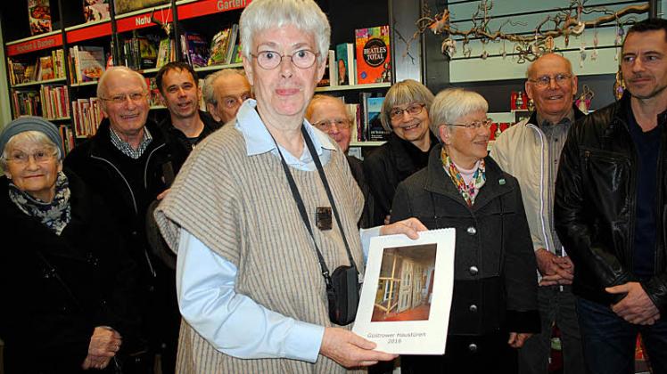 Barbara Möller präsentierte Sonnabend im Kreise von Interessenten den Kalender „Güstrower Haustüren 2016“.  