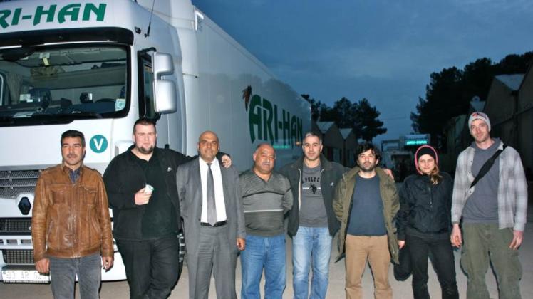In Suruç nimmt die Delegation aus MV die Lkw in Empfang.  