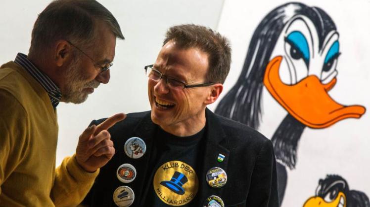 Fans der Comic-Figur Donald Duck beim Enten-Gipfel in Schwerin  