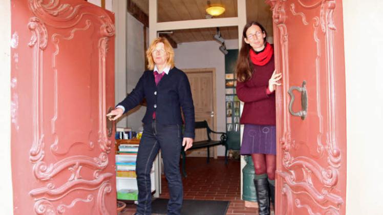 Schließen die Opitz-Buchhandlung in Güstrow: Karin und Conny Wilken (v.l.)  