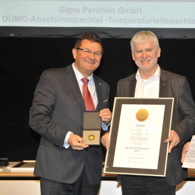 Staatssekretär Franz Josef Pschierer (l.) vom Bayrischen Staatsministerium für Wirtschaft überreicht den Preis an Reinhard Mohn.