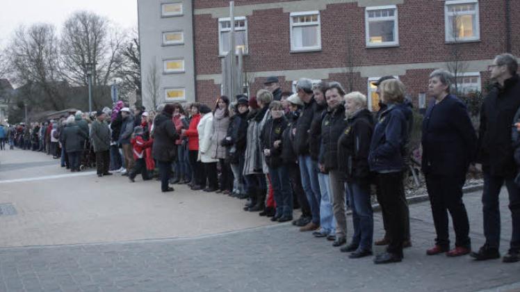 Rund 500 Menschen waren gestern gekommen, um das Ludwigsluster Krankenhaus – ihr Krankenhaus – gemeinsam zu umarmen.  