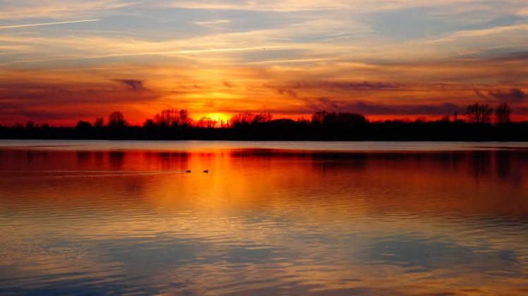 Beeindruckender Sonnenuntergang über dem Güstrower Inselsee, fotografiert von SVZ-Leser Steffen Hoffmann