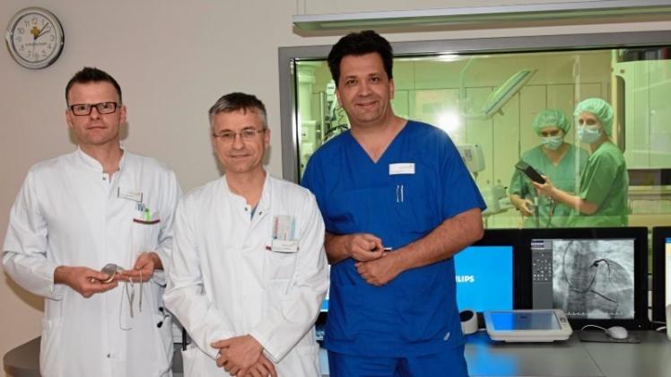 Der Chef der Kardiologie des Bonifatius-Hospitals Lingen, Professor Rainer Hoffmann (Mitte) ist stolz auf die Leistungen des Teams. Dazu gehören auch die Oberärzte Dr. Lukas Langenbrink (links) und Dr. Jochen Michaelsen. 