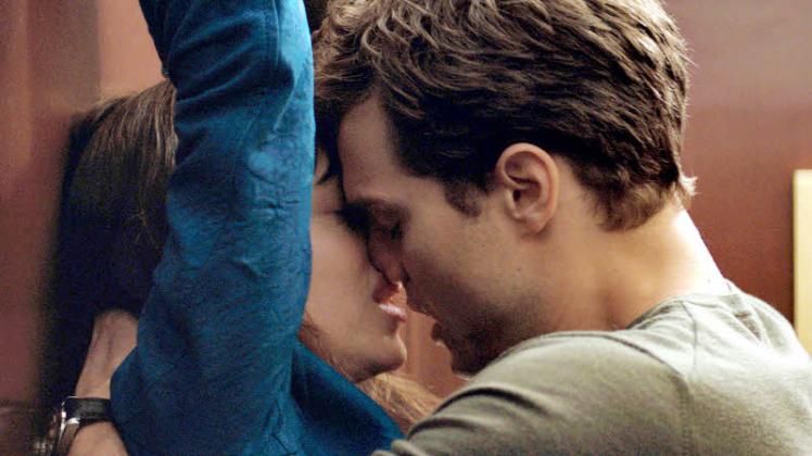 Der Erotikfilm „Fifty Shades of Grey“ ist der erste Blockbuster des Jahres.  Fotos: Kino (4) 