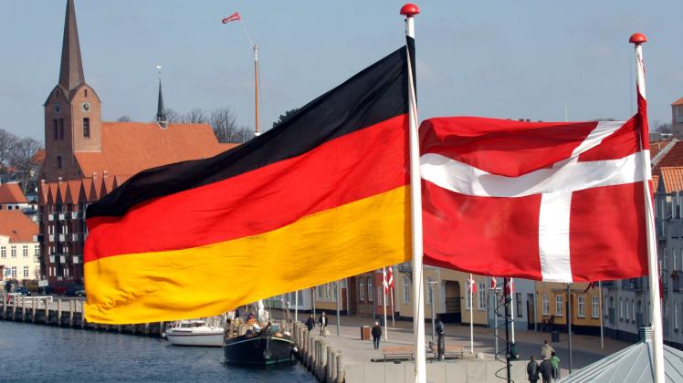 Die Flaggen von Dänemark (rechts) und Deutschland wehen im dänischen Sonderburg über dem Hafen.