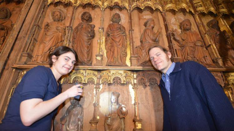 Bernadett Frevsoldt und Peter Knüvener untersuchten den Altar aufs genaueste.  