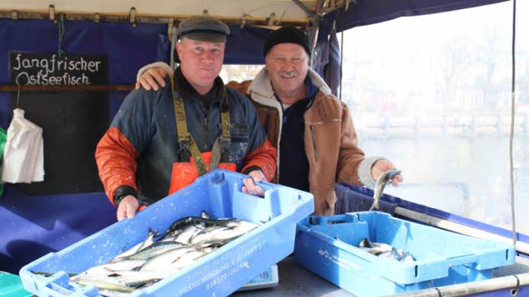 Fischer Olaf Pinnow wird beim Heringsfest frische Ware aus dem Meer anbieten. Oskar Banas (rechts) ist einer seiner treuesten Stammkunden.  