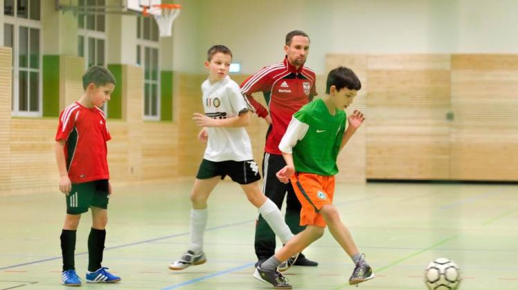 Gebührenerhöhung: Teuer wird das Training künftig auch für die E-Jugend-Fußballer des SV Warnemünde in der Fritz-Reuter-Halle.  