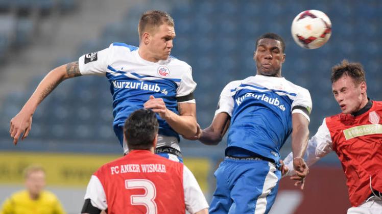 Steven Ruprecht, José-Alex Ikeng & Co. bekamen das Landespokalfinale von Sechstligist FC Anker Wismar (links Guillaume Salzard, rechts Clemens Lange) nicht geschenkt.  