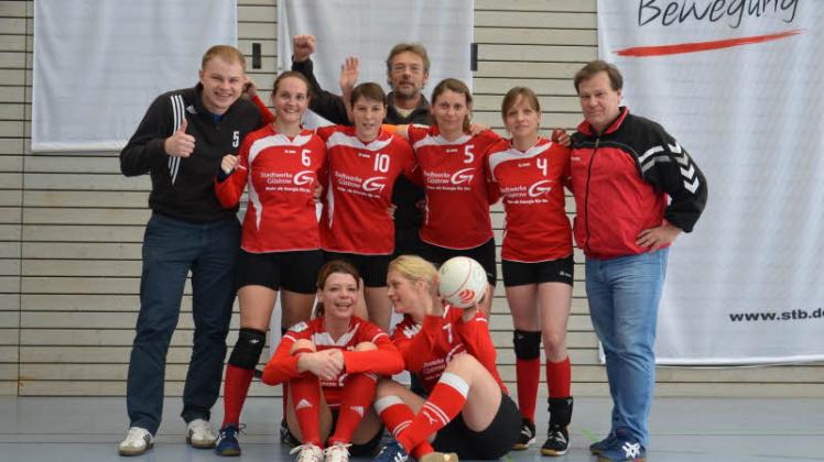 Geschafft: Nach dem Sieg gegen Koblenz war die Stimmung bei den Güstrower Faustballdamen samt Trainer, Edelfan und Betreuer wieder okay.  