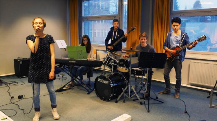 Mit Herzblut dabei: Marie Fritsch, Bentje Büttner, Michel Pingel, Justus Hinze und Dario Lasch (v.l.) üben den selbstgeschriebenen Song „Sometimes“. 