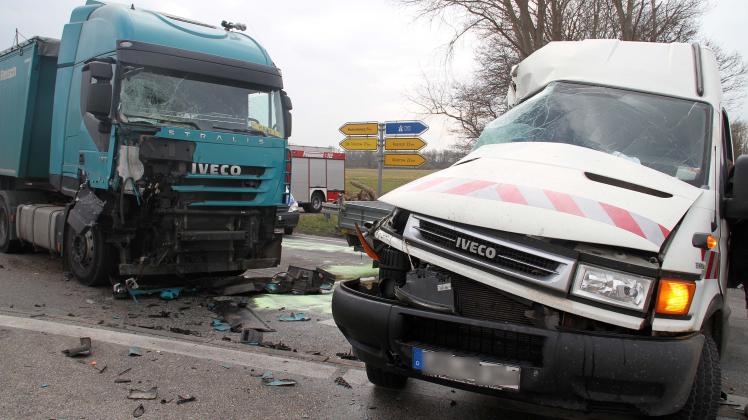 Schwerer Unfall auf B 108 bei Laage: Lkw rast in Transporter - 1 Verletzter, stundenlange Vollsperrung