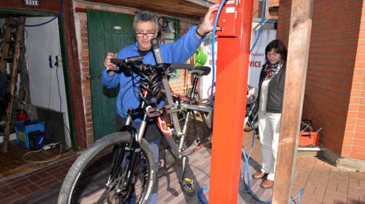 Bernd Moses bringt ein Fahrrad in die Schrauberposition an seinem Lieblingsplatz.  