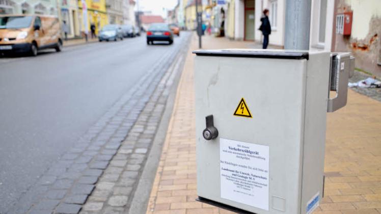 Eine Woche lang waren solche Verkehrszählgeräte in der Bützower Innenstadt angebracht.  