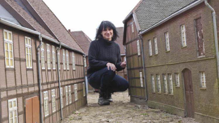 Wie ein Riese fühlt sich auch Birgit Czarschka, Vorsitzende des Fördervereins, in der Miniaturstadt. Für die Gebäude können auch Patenschaften übernommen werden. „Noch ist die Auswahl groß“, sagt die 46-Jährige.  Fotos: Viviane Offenwanger 