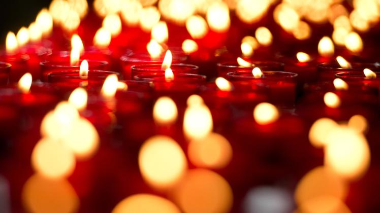 150 Kerzen brennen am 28.03.2015 in Digne-Les-Bains, Frankreich, in der katholischen Kathedrale Notre-Dame du Bourg vor einem Gedenkgottesdienst in Gedenken an die Opfer des Germanwings A320 Absturz.