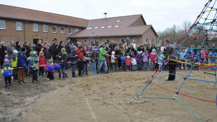 Ein Höhepunkt des Tages der offenen Tür an der Gammeliner Grundschule war für die Kinder die Einweihung der Kletterspinne.  Fotos: Dieter Hirschmann 