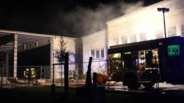 Feuerwehr-Einsatz in der Lagerstraße: Auch die Halle, in der sich das Stroh befand, wurde durch den Brand beschädigt. 