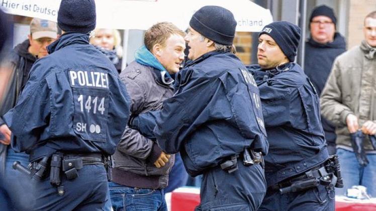 Kurze Rangelei vor dem NPD-Stand: Die Polizei trennte konsequent  die  Neonazis und die Gegendemonstranten. Foto: Steinhausen