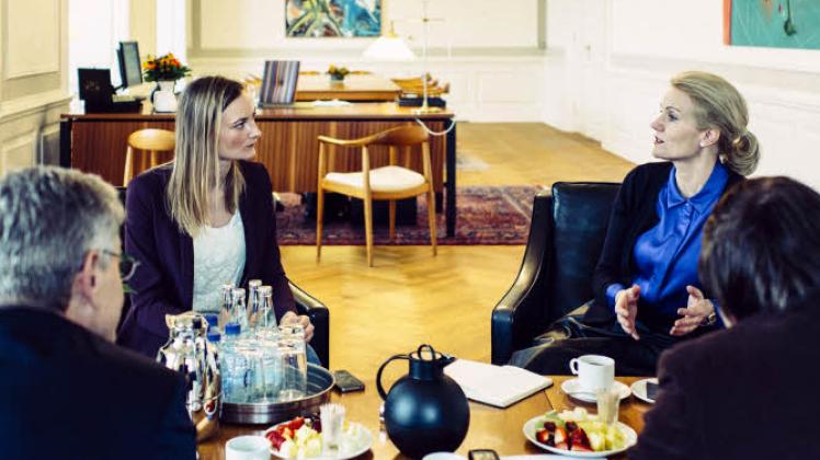 Seit 2011 regiert Helle Thorning-Schmidt (rechts) als erste Frau Dänemark. Im Interview auf Schloss Christiansborg lobte sie die Minderheiten.  