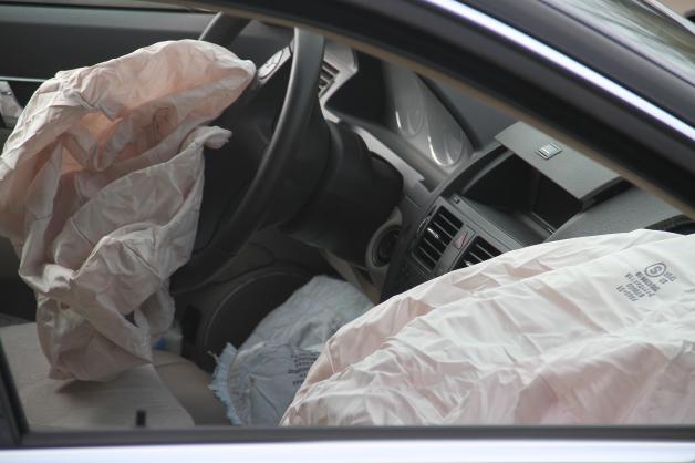 Rettungswagen ausgewichen: Auto knallt gegen Laterne, Rostock Rettungswagen ausgewichen: Auto knallt gegen Laterne, Rostock