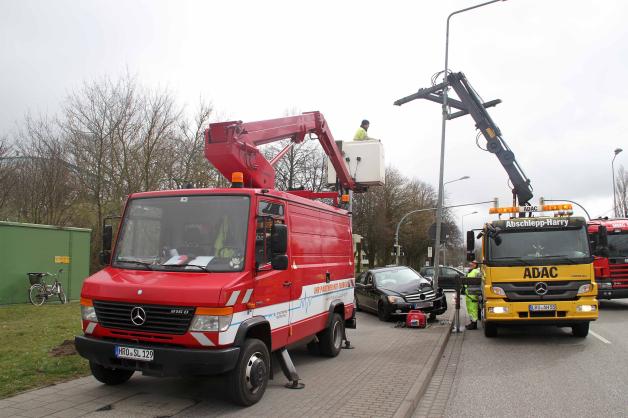 Rettungswagen ausgewichen: Auto knallt gegen Laterne, Rostock