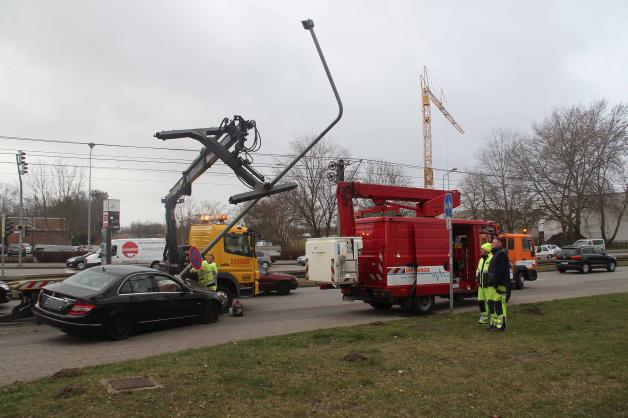 Rettungswagen ausgewichen: Auto knallt gegen Laterne, Rostock